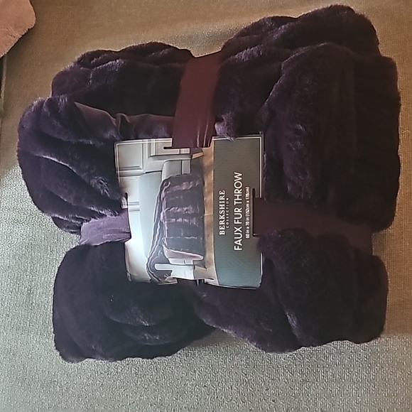 Gorgeous Berkshire Faux Fur throw - Picture 1 of 7
